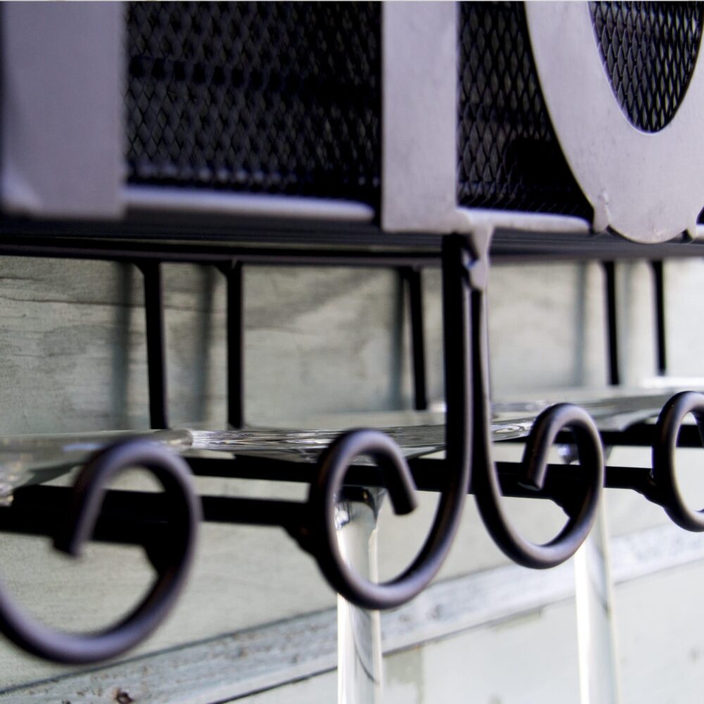 wijnrek met decoratieve letters